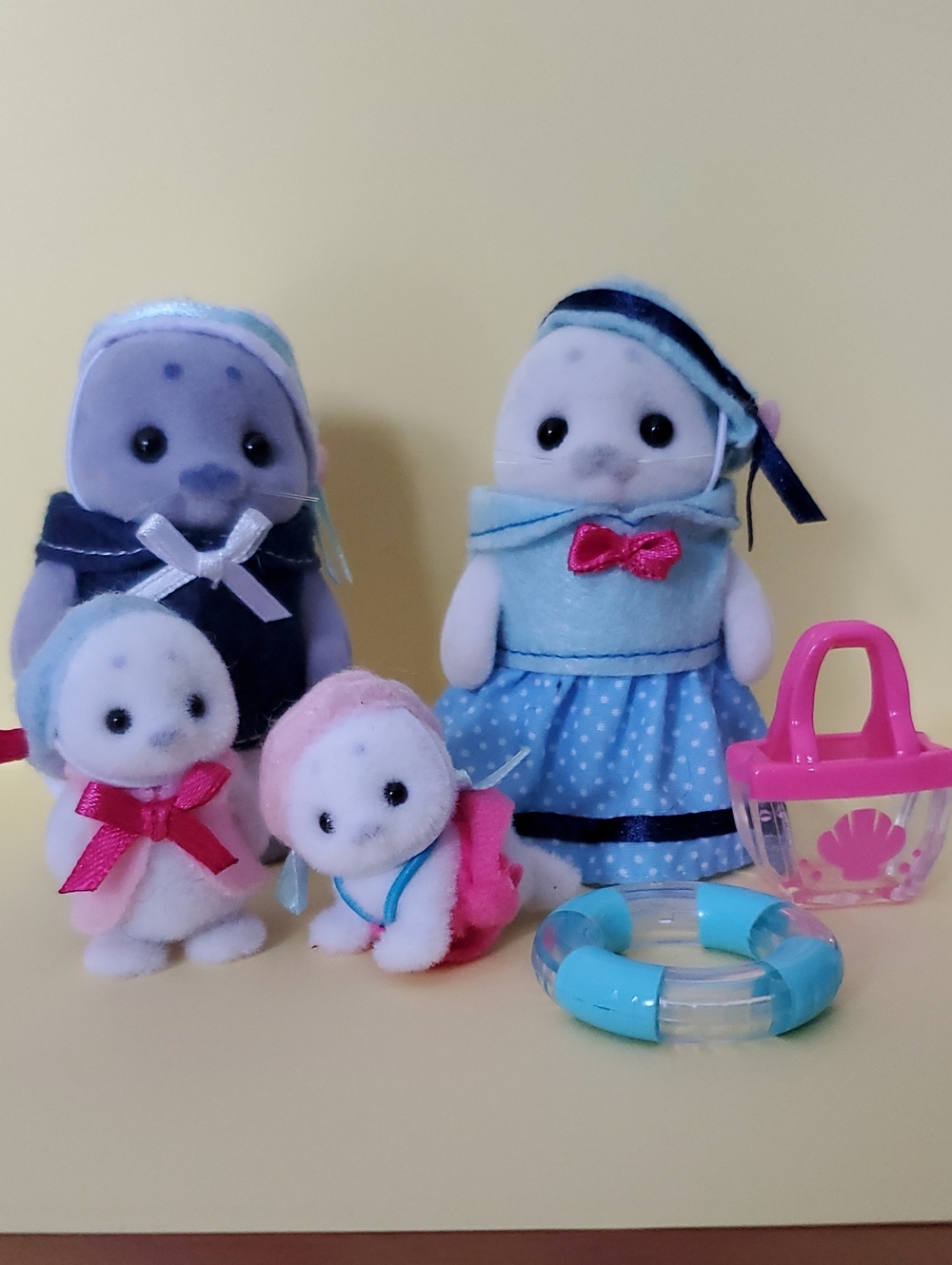 Calico Critters Splashy Seal Family Set & Accessories